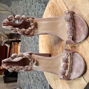 "La moda" SZ. 10, Pink velvet, open-toe, pink ball, gold studs, rear zip, heels